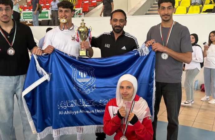نتائج مميّزة لطلبةعمان الأهلية في بطولة الجامعات للملاكمة حقق فريق جامعة عمان الاهلية للملاكمة إنجازا مميزا في ختام بطولة الجامعات الأردنية للملاكمة التي نظمتها جامعة الزيتونة بالتعاون مع الاتحاد الأردني للملاكمة، بمشاركة واسعة من فرق الجامعات الأردنية .