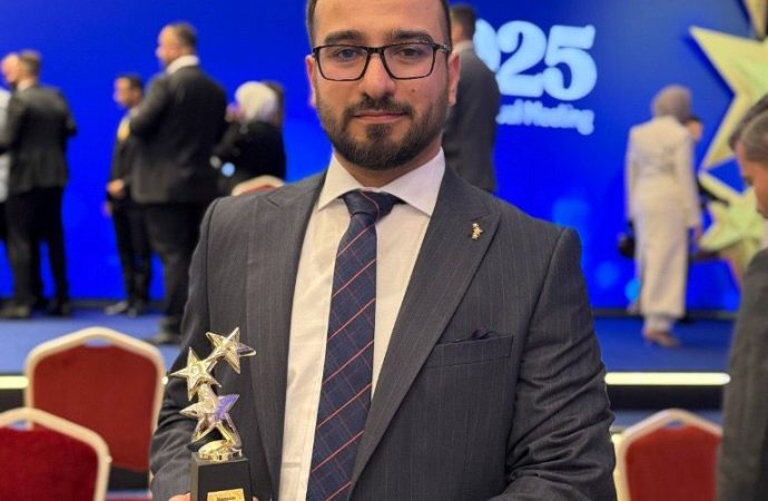 صيدلة عمان الأهلية تهنئ خريجها عبد العزيز محمد بمناسبة فوزه بجائزة أفضل إنجاز من شركة فارما الدولية