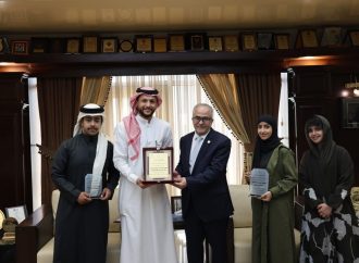 رئيس عمان الأهلية يكرم مجموعة من الطلبة السعوديين المتميزين