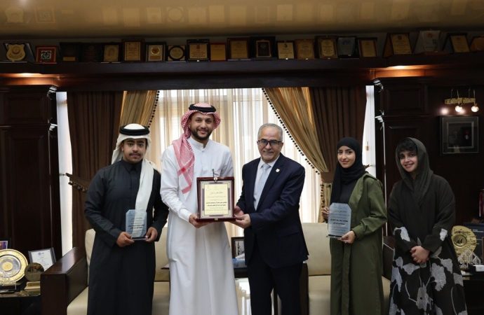 رئيس عمان الأهلية يكرم مجموعة من الطلبة السعوديين المتميزين