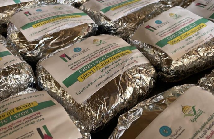 “الخيرية الهاشمية” ولجنة زكاة المناصرة في غزة توزعان وجبات على الأسر الجائعة