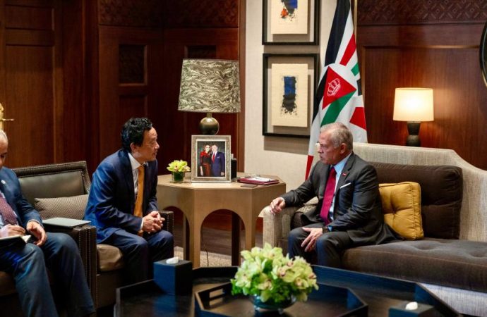 الملك يستقبل وفد منظمة (الفاو) ويتسلم ميدالية أجريكولا