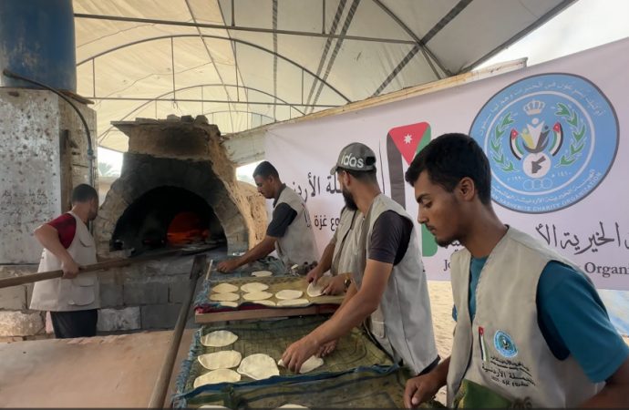 الحملة الأردنية توزع الخبز في مواصي خان يونس