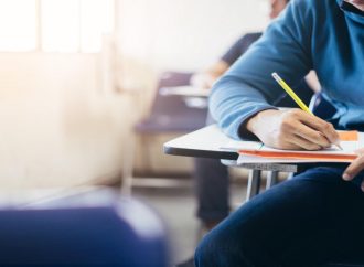 طلبة التوجيهي يتقدمون لامتحان الرياضيات – الورقة الأولى