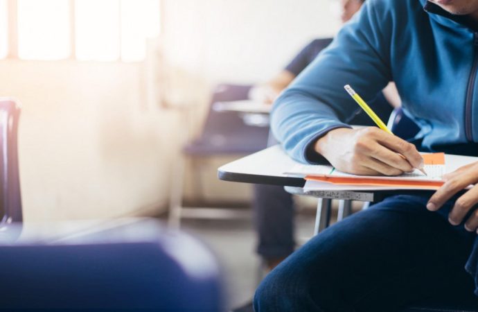 طلبة التوجيهي يتقدمون لامتحان الرياضيات – الورقة الأولى