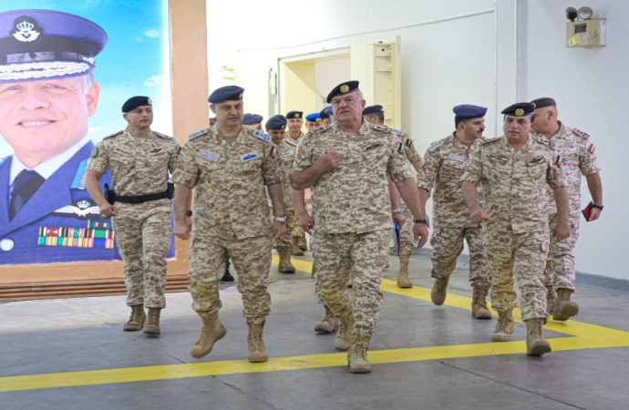 الحنيطي يشيد بجاهزية وجهود سلاح الجو في حماية سماء المملكة