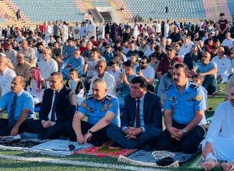 بالصور : رجال الأمن يشاركون المواطنين في فرحتهم عيد الأضحى .