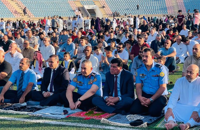 بالصور :  رجال الأمن يشاركون المواطنين في فرحتهم عيد الأضحى  .