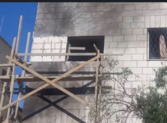 فرق الصيانة التابعة للقوات المسلحة تُجري صيانة لمنزل تضرر بسقوط مقذوف ناري في إربد