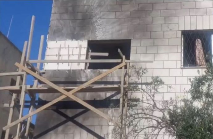 فرق الصيانة التابعة للقوات المسلحة تُجري صيانة لمنزل تضرر بسقوط مقذوف ناري في إربد
