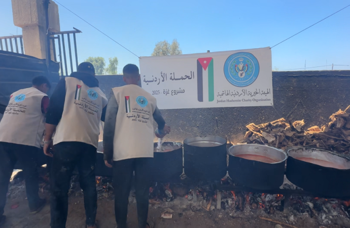 الحملة الأردنية و”الخيرية الهاشمية” توزعان وجبات في محافظات غزة
