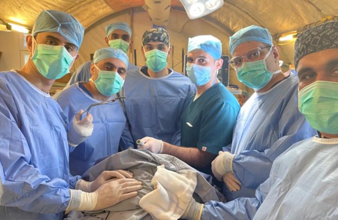 المستشفى الميداني الأردني غزة/6 يجري عملية جراحية لإنقاذ حياة طفل