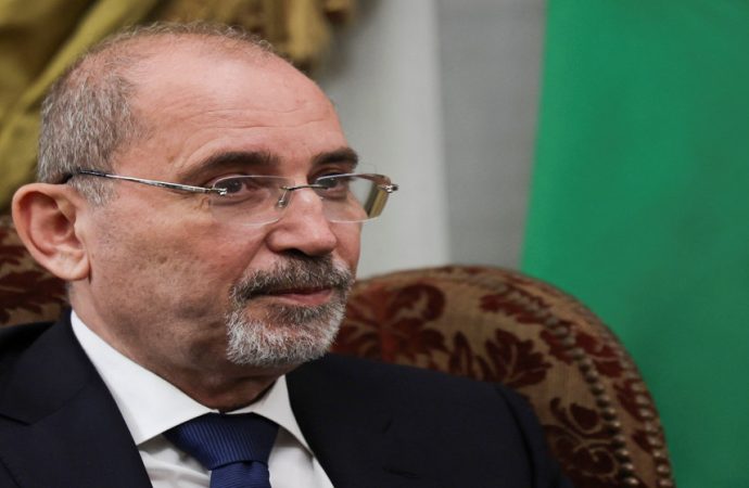 وزير الخارجية يدين العدوان على إيران: هذه الاعتداءات لن تجلب الأمن لأحد