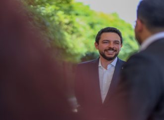 ولي العهد يغادر إلى مسقط لمتابعة مباراة “النشامى” ونظيره العُماني