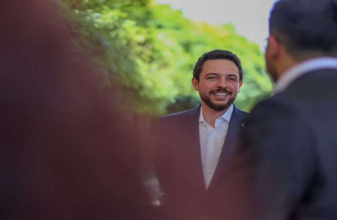 ولي العهد يغادر إلى مسقط لمتابعة مباراة “النشامى” ونظيره العُماني