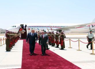 الملك يستقبل الرئيس اللبناني لدى وصوله المملكة