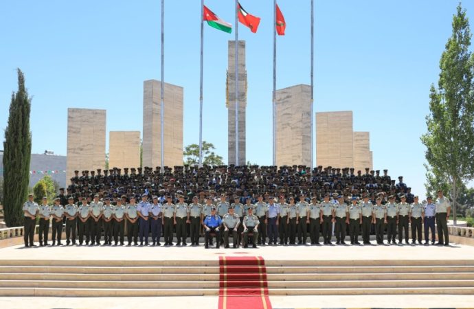 مندوبًا عن جلالة الملك .. الحنيطي يرعى حفل تخريج كلية القيادة والأركان الملكية الأردنية عروض فندقية