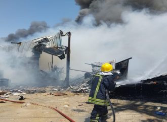 الدفاع المدني يتعامل مع حريق في مستودع مؤسسة تجارية شرق عمّان – صور