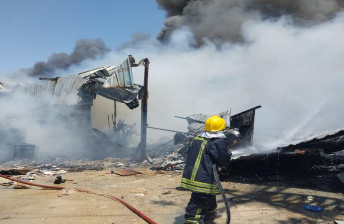 الدفاع المدني يتعامل مع حريق في مستودع مؤسسة تجارية شرق عمّان – صور