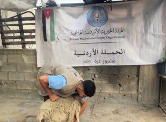 الحملة الأردنية والهيئة الخيرية الهاشمية توزعان لحوم أضاح على فلسطينيين في غزة