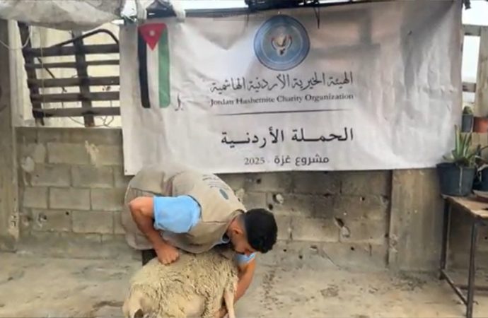 الحملة الأردنية والهيئة الخيرية الهاشمية توزعان لحوم أضاح على فلسطينيين في غزة