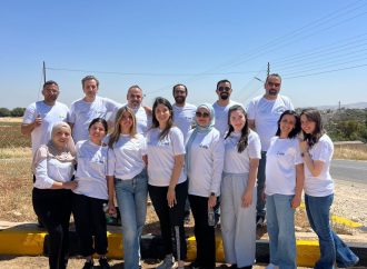 البنك الاردني الكويتي ينفذ حملة لموظفيه لطلاء أرصفة مساره المتبنى على طريق السلط-ارميمين.