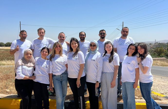 البنك الاردني الكويتي ينفذ حملة لموظفيه لطلاء أرصفة مساره المتبنى على طريق السلط-ارميمين.