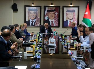 بالصور : وزير المياه والري يكرم منسق مشروع الناقل الوطني لدى سفارة الولايات المتحدة الامريكية