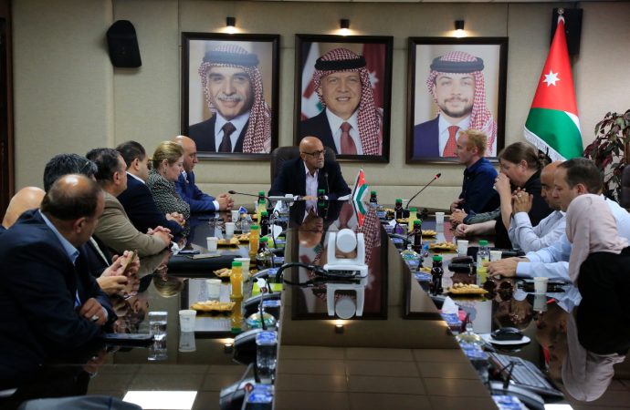 بالصور : وزير المياه والري يكرم منسق مشروع الناقل الوطني لدى سفارة الولايات المتحدة الامريكية