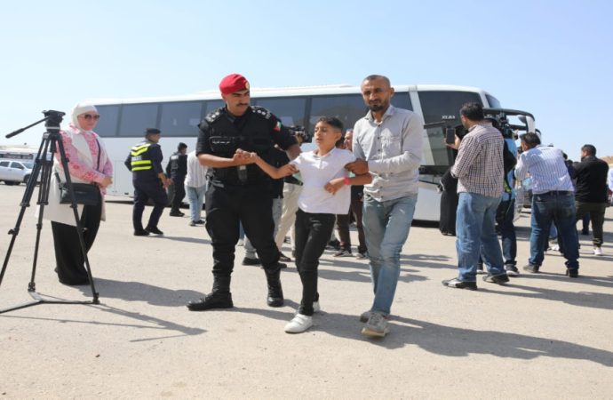 الأردن ينفذ إجلاء بريا لـ34 مريضا من غزة برفقة 97 مرافقا الأربعاء