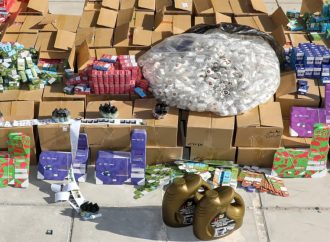 الجمارك تضبط 30 ألف عبوة “جوس تدخين” مقلدة