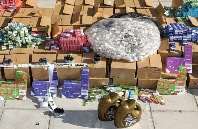 الجمارك تضبط 30 ألف عبوة “جوس تدخين” مقلدة