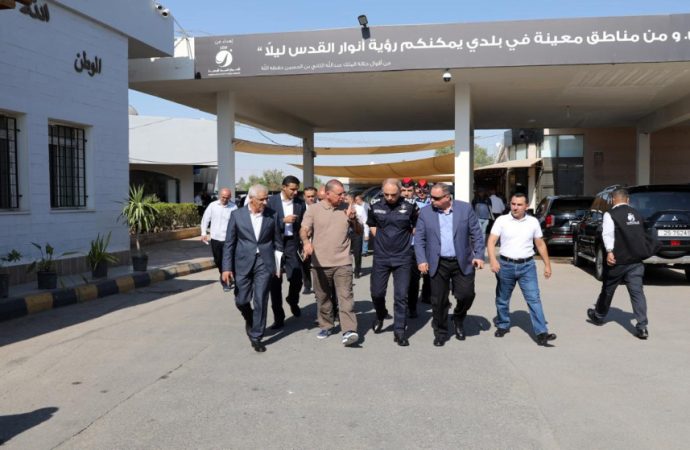الفراية يوجه بتنفيذ حملات أمنية على مناطق محيطة بجسر الملك حسين