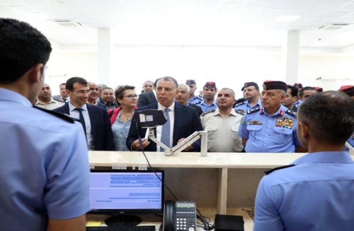 وزير الداخلية يفتتح مبنى الحافلات وغرفة الإدارة المتكاملة في مركز حدود جابر