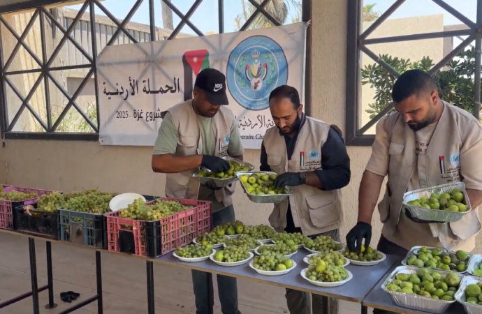 “الخيرية الهاشمية” توزع الفواكه على مرضى الكلى بمستشفى شهداء الأقصى في دير البلح