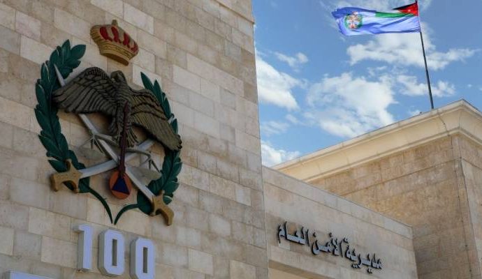 القبض على شخص ادّعى أنه معالج روحي وتسبب لفتاة من جنسية عربية بإصابات بالغة