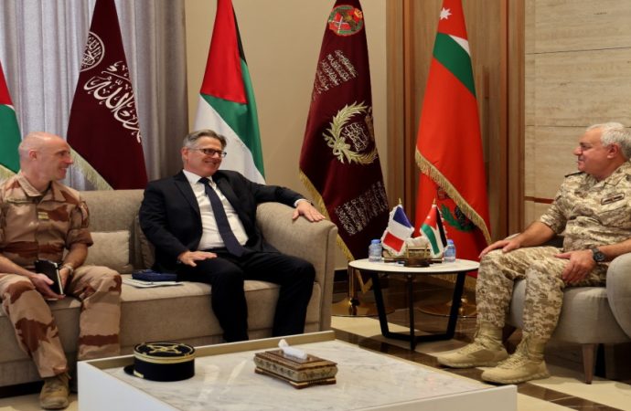 رئيس هيئة الأركان يستقبل السفير الفرنسي في عمّان
