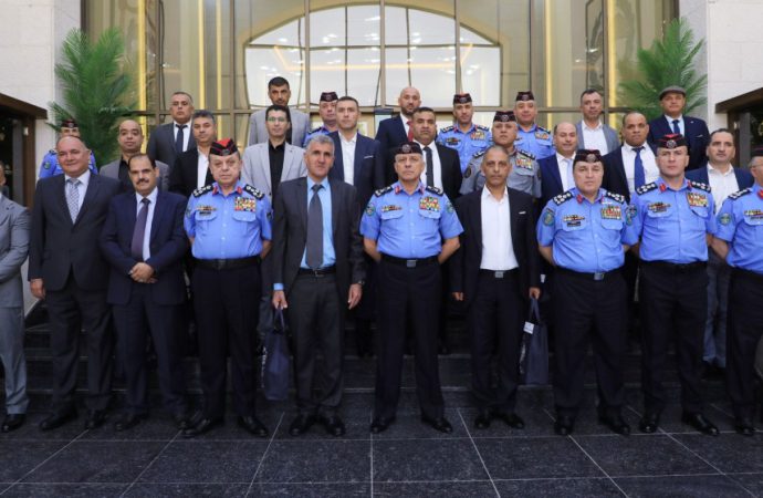مدير الأمن العام يكرم كبار الضباط المتقاعدين تقديرا لعطائهم المميز