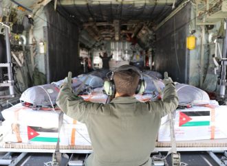 الجيش ينفذ إنزالين جويين لإيصال المساعدات الإنسانية إلى غزة بمشاركة الإمارات