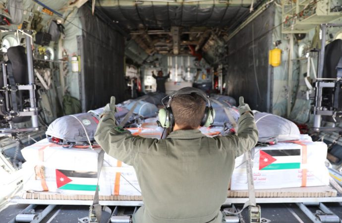 الجيش ينفذ إنزالين جويين لإيصال المساعدات الإنسانية إلى غزة بمشاركة الإمارات