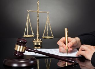 إسناد تهم القتل والشروع بالقتل والتدخل بالقتل لـ 25 متهما بقضية الخمور