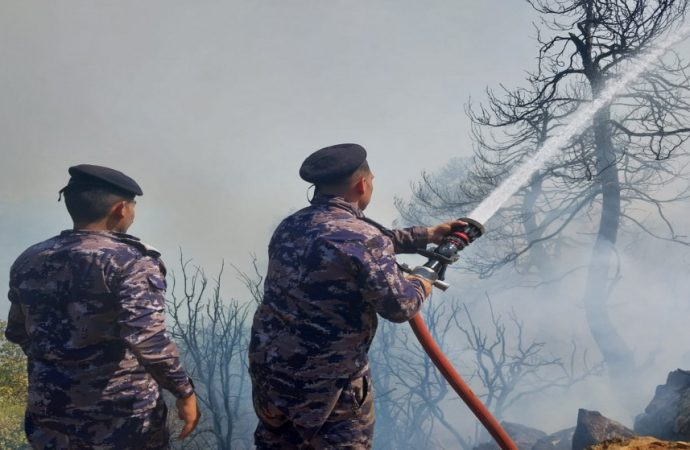 الدفاع المدني يخمد حريقا أتى على نحو 30 دونما من الأعشاب في إربد
