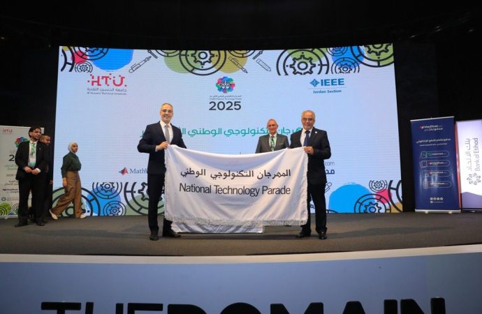 رئيس جامعة عمان الأهلية يتسلم راية المهرجان التكنولوجي الوطني لعام 2026