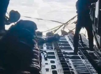 الجيش يُنفذ إنزالاً جوياً لـ63 طنًا من المساعدات الإنسانية في غزة