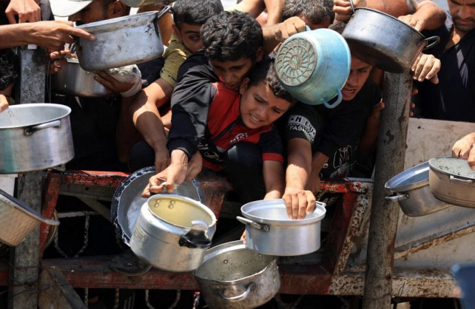 مفوض الأونروا: أطفال غزة “محكوم عليهم بالموت” إذا لم تصل المساعدات