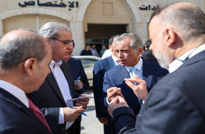 حسان يوجه بإنشاء مبنى جديد للعيادات في مستشفى اليرموك الحكومي