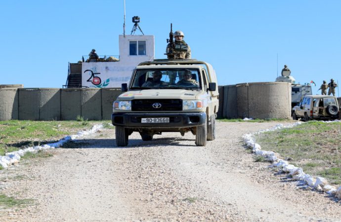 الجيش يقبض على 3 أشخاص حاولوا التسلل عبر الواجهة العسكرية الشمالية