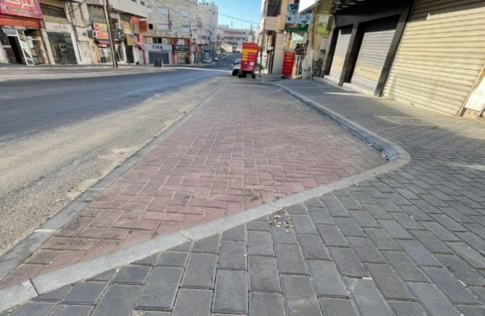 أمانة عمّان تنفذ مبادرة لتأهيل الأرصفة في منطقة الجبيهة