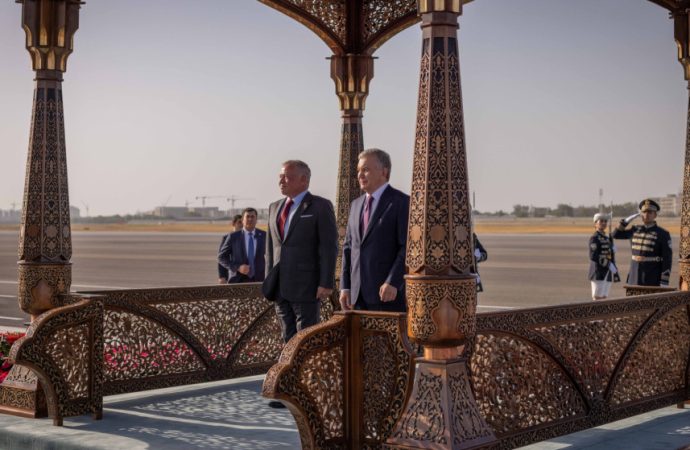 الملك يصل إلى أوزبكستان والرئيس الأوزبكي في مقدمة مستقبليه