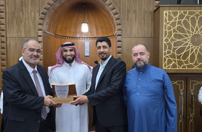 بالصور : عشا يكرم حفظة القران الكريم في مسجد الحاج خليل العبيدي
